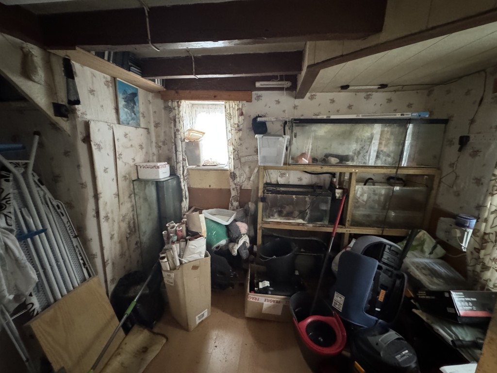 Lot: 112 - DETACHED COTTAGE FOR IMPROVEMENT - Study